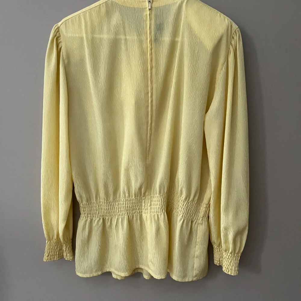 Beautiful silk, bow tie blouse in soft yellow. Louis Feraud, size 10 - Picture 2 of 6